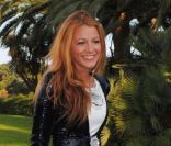Blake Lively a fait le show lors de son arrivée au défilé Chanel lundi 9 mai 2011 à l\'hôtel du Cap Eden Roc, Antibes.