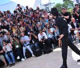 Adrien Brody lors du photocall de Minuit à Paris le 11 mai 2011 au festival de Cannes