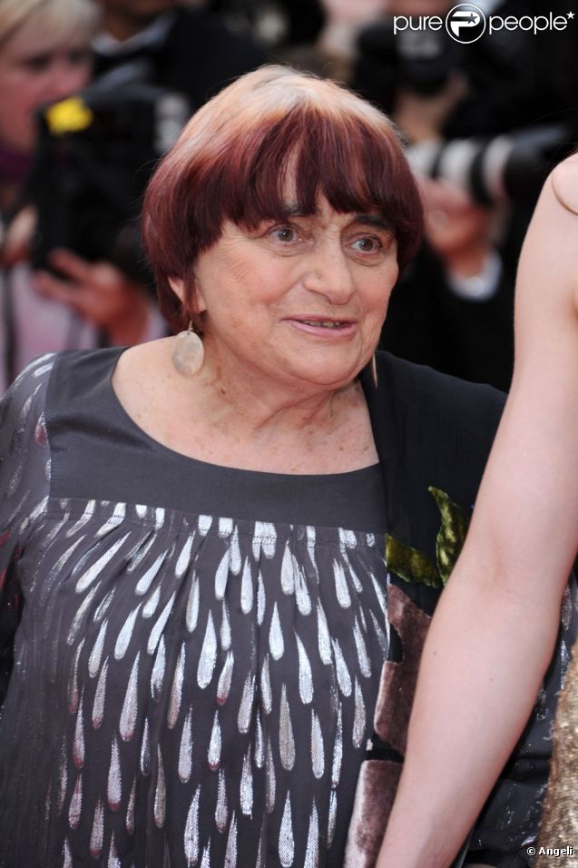 Agnès Varda lors de la première montée des marches du festival de Cannes 2011. Le 11 mai