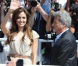 La superbe Angelina Jolie et Dustin Hoffman à l'occasion du photocall de  Kung Fu Panda 2 , dans le cadre du 64e Festival de Cannes, le 12 mai 2011. 