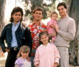 Il faut tout de même noter le brushing incroyable de John Stamos !  