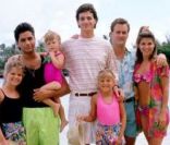 Que dire du look de John Stamos et du maillot de bain de Lori Loughlin !  