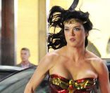 Adriane Palicki sur le tournage de  Wonder Woman , à Los Angeles, le 30 mars 2011.