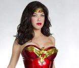 Adriane Palicki sur le tournage de  Wonder Woman , à Los Angeles, le 30 mars 2011.