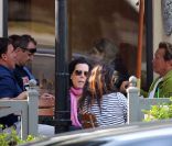 Arnold Schwarzenegger est allé déjeuner avec des amis au Pain Quotidien à Brentwood, Los Angeles, le 11 mai 2010