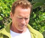 Arnold Schwarzenegger est allé déjeuner avec des amis au Pain Quotidien à Brentwood, Los Angeles, le 11 mai 2010