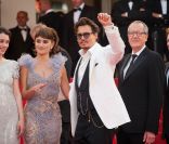 Johnny Depp lors de la projection de Pirates des Caraïbes, La Fontaine de Jouvence, le samedi 14 mai 2011. L'acteur s'est coupé les cheveux et arbore un costume élégant noir et blanc ! 