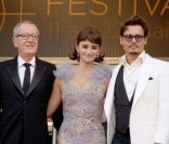 Geoffrey Rush, Penélope Cruz et Johnny Depp lors de la montée des marches pour la projection du 4e volet de Pirates des Caraïbes, La Fontaine de Jouvence, le 14 mai 2011.