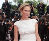 Uma Thurman lors de la montée des marches pour la projection du 4e volet de Pirates des Caraïbes, La Fontaine de Jouvence, le 14 mai 2011.