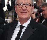Geoffrey Rush lors de la montée des marches pour la projection de Pirates des Caraïbes, La Fontaine de Jouvence, le 14 mai 2011.