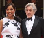 Robert de Niro, président du jury, et son épouse Grace lors de la montée des marches du 64e festival de Cannes, à l\'occasion de la projection du film Pirates des Caraïbes, la Fontaine de Jouvence.