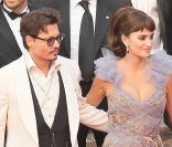Pénelope Cruz et Johnny Depp, magnifique couple... de cinéma ! Le 14 mai 2011, pour la montée des marches du 4e volet de Pirates des Caraïbes.<br />