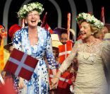 Dimanche 15 mai 2011, la reine Margrethe de Danemark contribuait activement au succès du gala de son amie Susanne Heering !