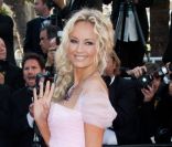 Adriana Karembeu sur le tapis rouge, avant la projection de The Beaver, lors du Festival de Cannes, le 17 mai 2011