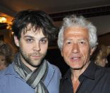 Arthur Jugnot et le metteur en scène Jean-Luc Moreau lors de la 250e représentation de la pièce Le Technicien, au théâtre du Palais-Royal, à Paris, le 18 mai 2011.