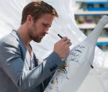 Ryan Gosling sur la terrace Nikki Beach à Cannes le 20 mai 2011, signant le Mathusalem de Maison Vendôme qui sera vendu aux enchères par la Fondation Quintessentially