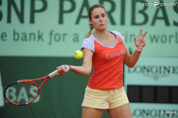 Lors de son premier tour victorieux à Roland-Garros, le 22 mai 2011, Alizé Cornet (photo : le 21 mai 2011) a pensé très fort à son amie Virginie Razzano et à son défunt fiancé Stéphane Vidal...