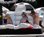  Lindsay Lohan a pris du bon temps avec ses proches au bord d'une piscine de Miami, le 22 mai 2011. 
