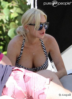  Lindsay Lohan se détend au bord d'une piscine. Miami, 22 mai 2011 