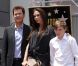 Victoria Beckham, enceinte, lors de l'hommage sur le Walk of Fame à Hollywood de Simon Fuller le 23 mai 2011, avec son fils aîné Brooklyn 