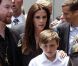 Victoria Beckham lors de l'hommage sur le Walk of Fame à Hollywood de Simon Fuller le 23 mai 2011, avec son fils aîné Brooklyn 