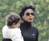 Rachida Dati et sa petite Zohra en mai 2010 au jardin des Plantes à Paris