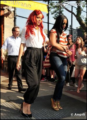 Rihanna sort du restaurant Da Silvano avec une amie, à New York le 27 mai 2011. 