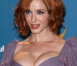 La poitrine de Christina Hendricks est 100% naturelle ! Elle en joue et a bien raison. Los Angeles, 29 août 2010 