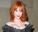 Christina Hendricks, tellement pulpeuse, affiche encore sa poitrine sexy !