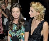 Chiara Mastroianni et Clotilde Courau lors de la vente aux enchères des créations imaginées par des personnalités autour des 50 ans de Sophie la girafe, le 25 mai 2011.