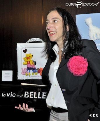 Caroline Lisfranc lors de la vente aux enchères des créations imaginées par des personnalités autour des 50 ans de Sophie la girafe, le 25 mai 2011.
