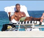 Shemar Moore était photographié se rendant sur une plage de Floride en compagnie de sa petite amie, samedi 21 mai.