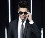 Bleu, gris ou noir... Baptiste Giabiconi porte la prochaine collection automne-hiver de Karl Largerfeld.