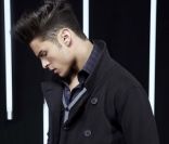 Dans sa nouvelle collection automne-hiver 2011-2012, Karl Largerfeld  joue avec les matières et les motifs pour présenter un homme classe et  tendance, à l\'image de sa muse, Baptiste Giabiconi<br />