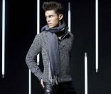 Dans sa nouvelle collection automne-hiver 2011-2012, Karl Largerfeld  joue avec les matières et les motifs pour présenter un homme classe et  tendance, à l\'image de sa muse, Baptiste Giabiconi<br />