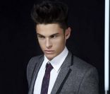 Dans sa nouvelle collection automne-hiver 2011-2012, Karl Largerfeld  joue avec les matières et les motifs pour présenter un homme classe et  tendance, à l\'image de sa muse, Baptiste Giabiconi<br />