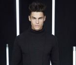 Dans sa nouvelle collection automne-hiver 2011-2012, Karl Largerfeld  joue avec les matières et les motifs pour présenter un homme classe et  tendance, à l\'image de sa muse, Baptiste Giabiconi<br />