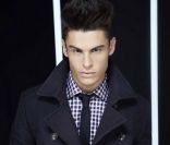 Dans sa nouvelle collection automne-hiver 2011-2012, Karl Largerfeld  joue avec les matières et les motifs pour présenter un homme classe et  tendance, à l\'image de sa muse, Baptiste Giabiconi<br />
