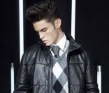 Dans sa nouvelle collection automne-hiver 2011-2012, Karl Largerfeld  joue avec les matières et les motifs pour présenter un homme classe et  tendance, à l\'image de sa muse, Baptiste Giabiconi<br />