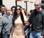 Robe dorée, bottes léopard, lunettes papillon... Côté look, Nicole Scherzinger se laisse aller ! Paris, le 31 mai 2011