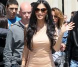 Nicole Scherzinger est accueillie par ses fans devant son hôtel à Paris, le 31 mai 2011