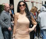 Nicole Scherzinger est accueillie par ses fans devant son hôtel à Paris, le 31 mai 2011