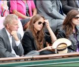 Patrick Poivre d'Arvor et Anouchka Delon lors du tournoi de Roland-Garros, le 31 mai 2011.