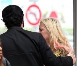Loana rentre à Paris le 16 mai 2011 et retrouve Eryl Prayer son ex, à l'aéroport de Roissy