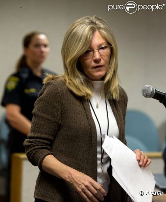 La mère de Jaycee Dugard, lisant une lettre de sa fille adressée à ses bourreaux Phillip et Nancy Garrido, devant la cour supérieur d'El Dorado (Californie) le 2 juin 2011