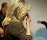 La mère de Jaycee Dugard, lisant une lettre de sa fille adressée à ses bourreaux Phillip et Nancy Garrido, devant la cour supérieur d'El Dorado (Californie) le 2 juin 2011