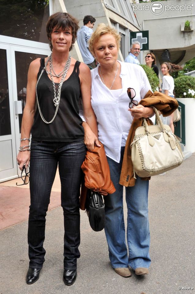 Anne Le Nen et sa compagne Muriel Robin lors de la finale du tournoi de Roland-Garros, remportée par Rafael Nadal, le 5 juin 2011.