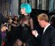 Lady Gaga au Council of Fashion Designers of America, à New York, le 6 juin 2011. Avec de telles chaussures, signées du japonais Noritaka Tatehana, pas question de prendre le moindre risque... on se fait aider pour sortir de la voiture.