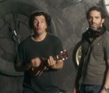David Marouani (à gauche) dans le clip  Le Prince charmant  de Koxie, juin 2011.