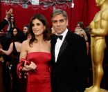 Elisabetta Canalis et George Clooney posent durant la cérémonie des Oscars en mars 2010 